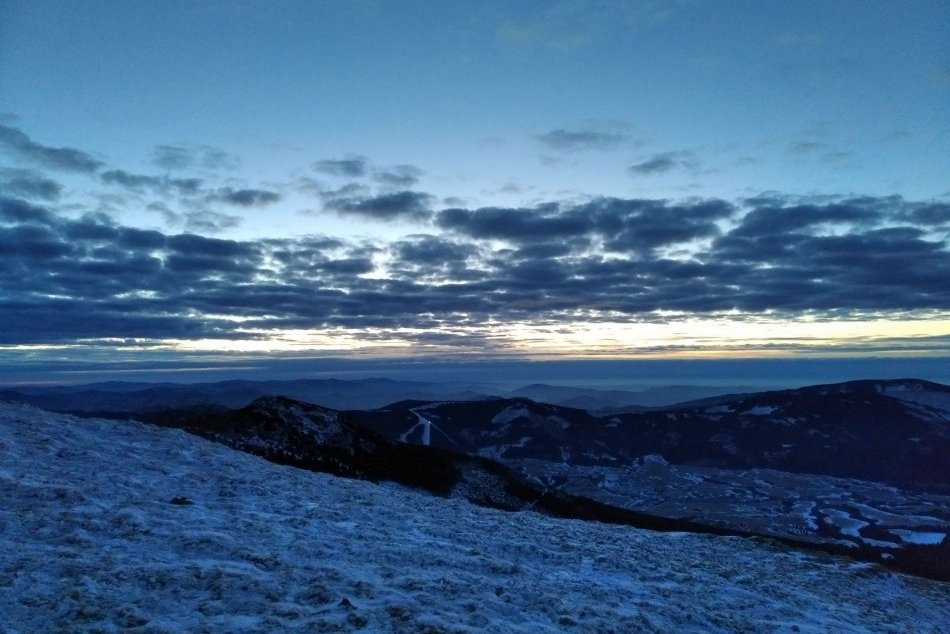 V OBRAZOCH: Očarujúce výhľady z Kráľovej hole pri východe slnka