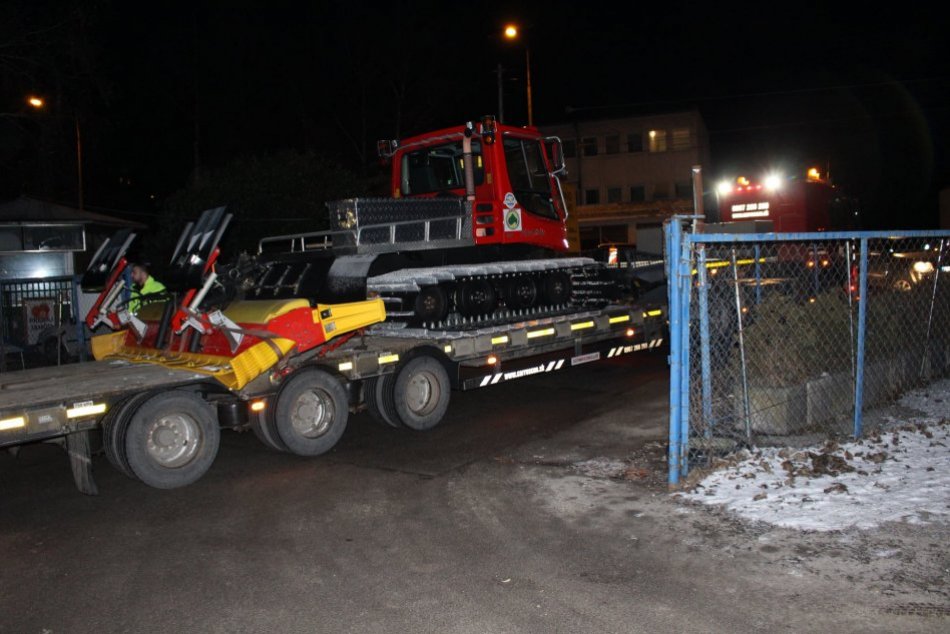 V OBRAZOCH: Na bystrické kúpalisko dorazil ratrak