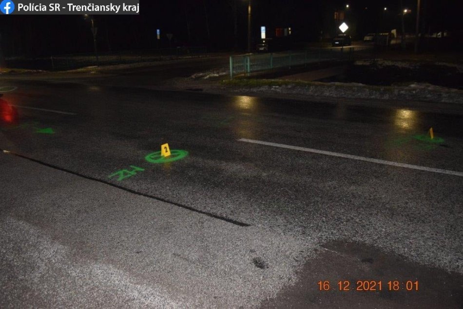 FOTO: Auto zrazilo a vážne zranilo chodkyňu pri stanici v Brezovej pod Bradlom