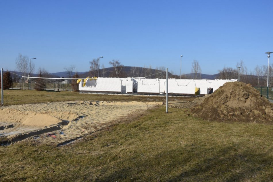 FOTO: Na letnom kúpalisku vyrastie areál na plážové športy