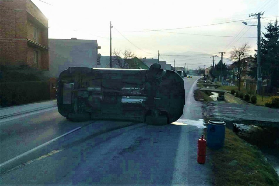 FOTO: Dopravná nehoda v Beluši, auto prevrátené na boku