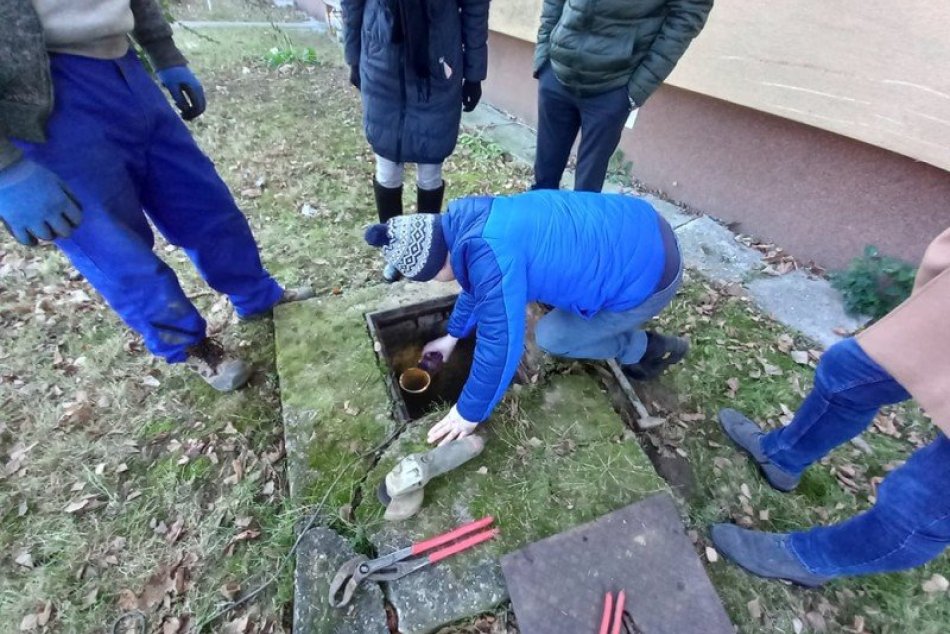 Zisťovali príčinu slabého prúdu vody z artézskej studne