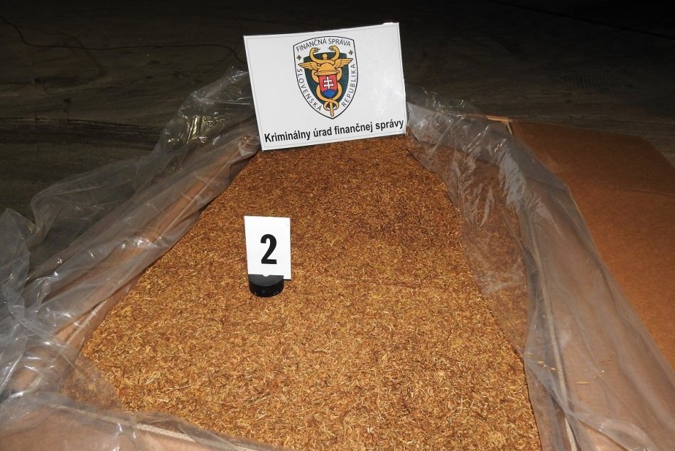 FOTO: Kriminalisti FS objavili v poľskom kamióne 95 krabíc s rezaným tabakom