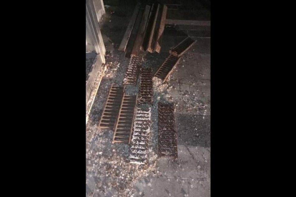 V OBRAZOCH: V Bystrici začali miznúť kanalizačné kryty