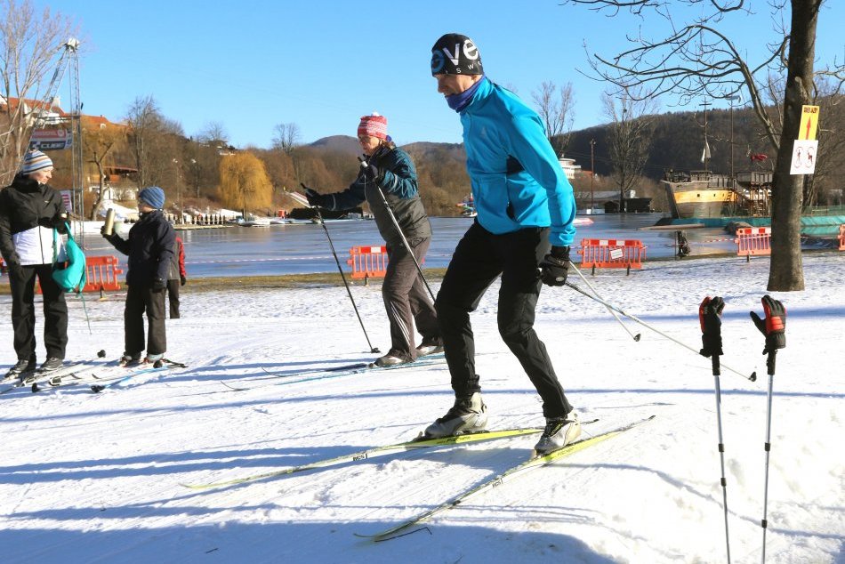 V OBRAZOCH: Bežkári vo veľkom mieria na bystrické plážové kúpalisko
