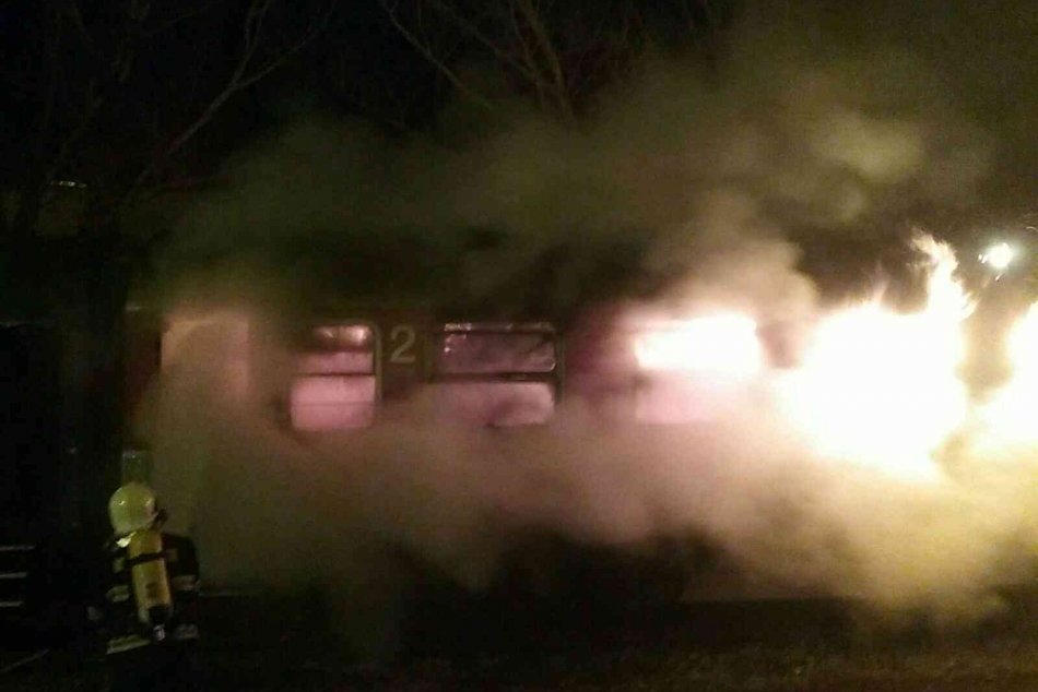 FOTO: V železničnej stanici v Novom Meste nad Váhom horeli tri osobné vagóny