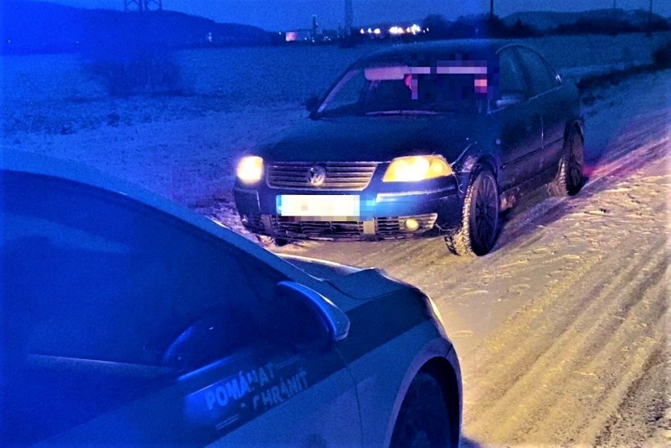 FOTO: Policajti z Trenčína zaistili v Dubnici drogy aj vodiča