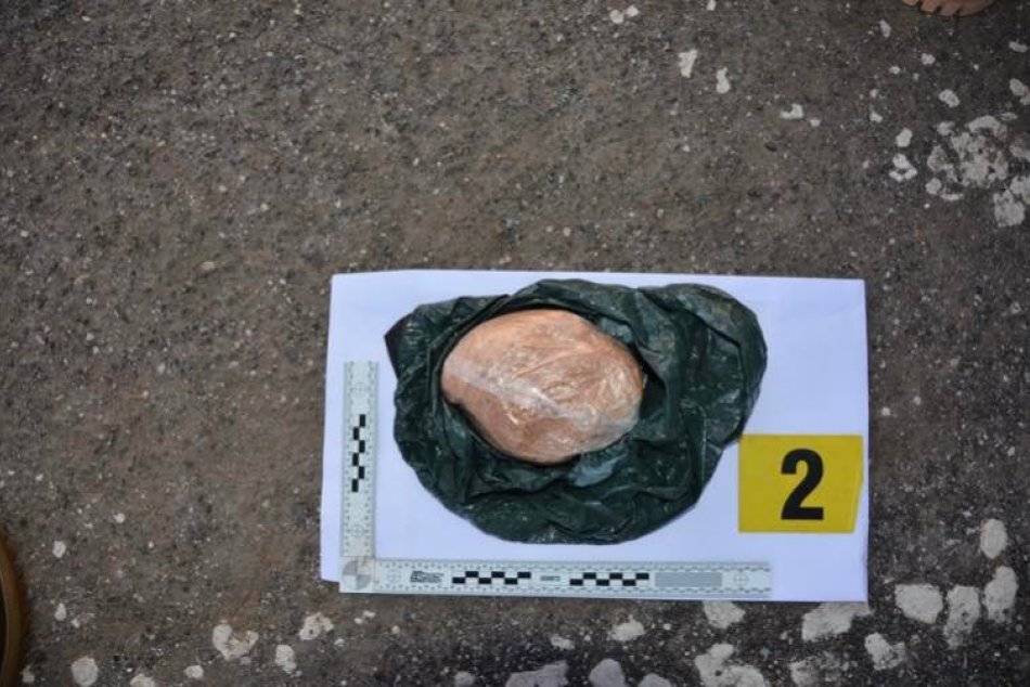 Objektívom: Polícia pri obci Kováčová odhalila v aute drogy