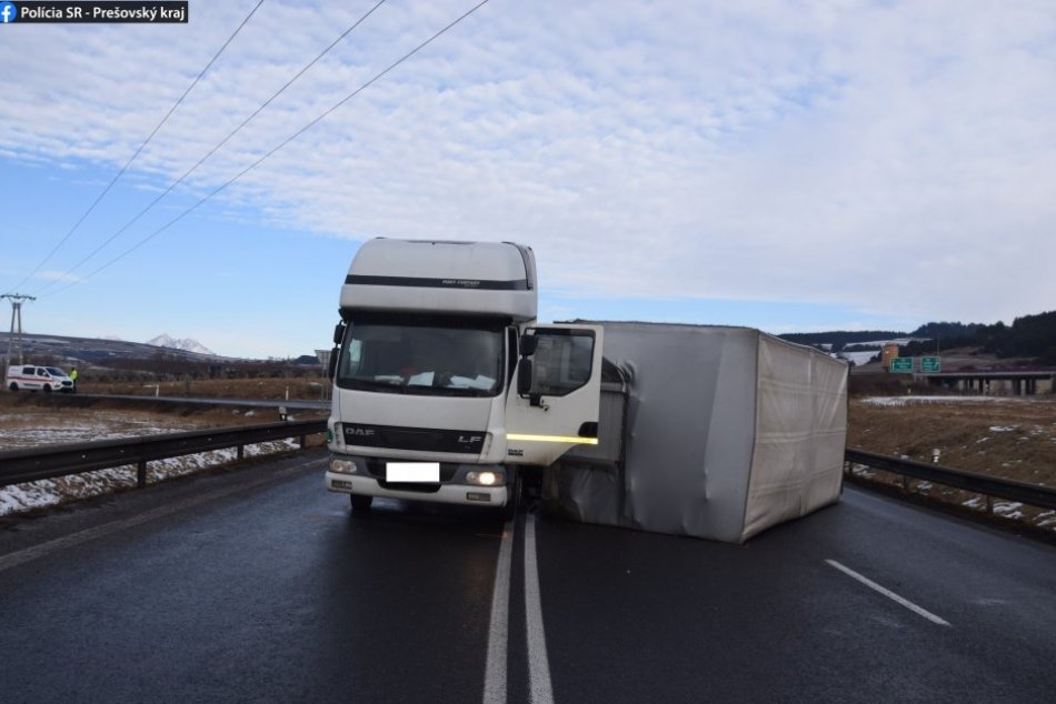 OBRAZOM: Odtrhnutá korba z nákladiaku pri Jánovciach