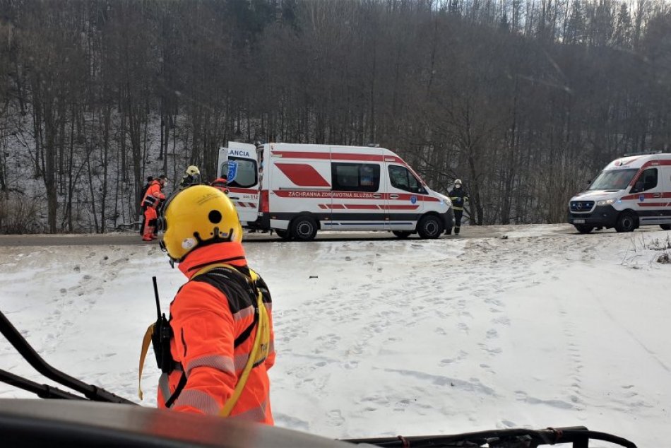 V OBRAZOCH: Pri nehode medzi Muráňom a Tisovcom zasahoval vrtuľník