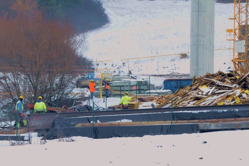 OBRAZOM: Odstraňovanie trosiek spadnutého mosta v Iliašovciach, 2012