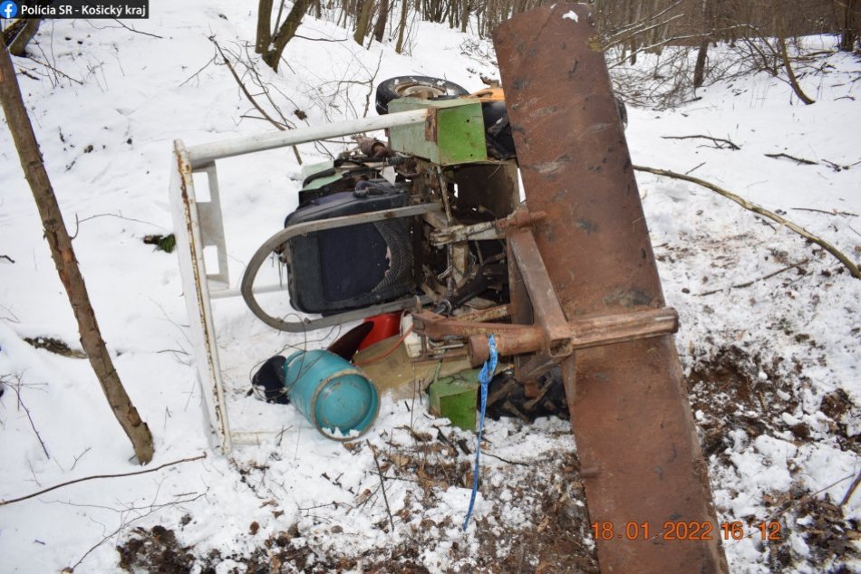 FOTO: Vodič podomácky vyrobeného traktora vrazil pluhom do autobusu