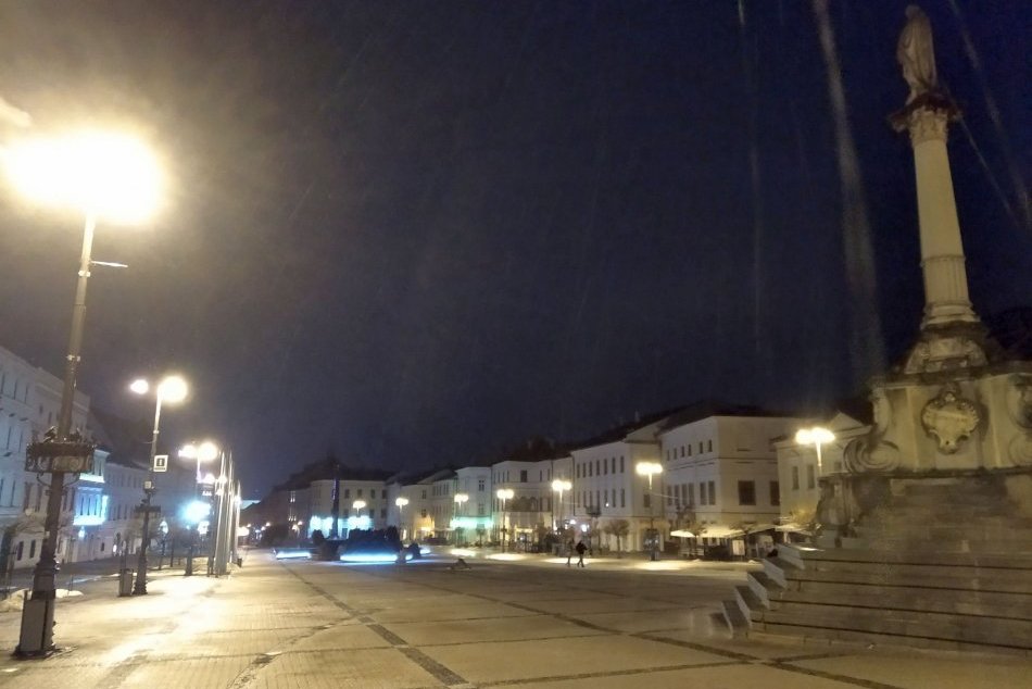 V OBRAZOCH: V uliciach Bystrice je viac vody ako snehu
