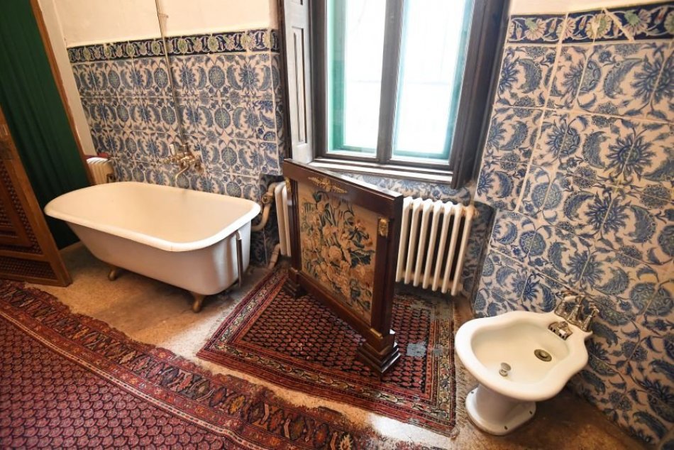 OBRAZOM: Komentovanú prehliadku v kaštieli v Betliari venovali kúpeľniam