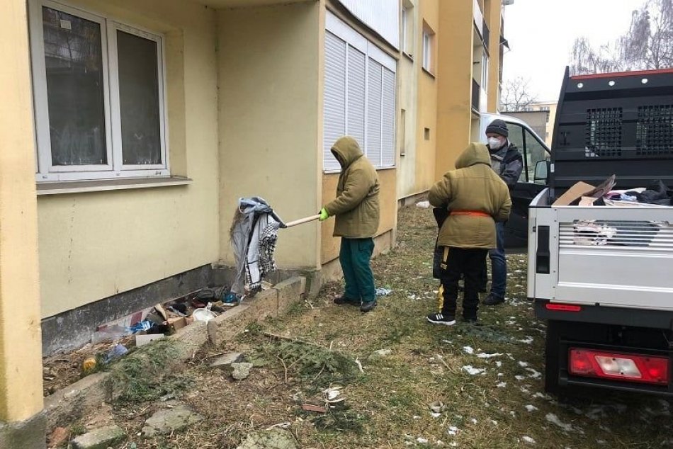 Neporiadok a ležoviská bezdomovcov pod oknami
