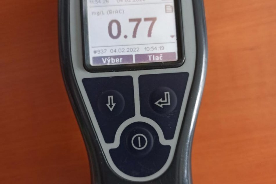 Opitý vodič dupol na plyn na diaľnici