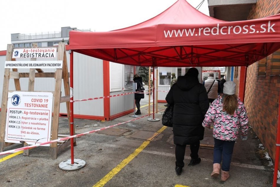 Testovanie na koronavírus v odberovom mieste UNLP