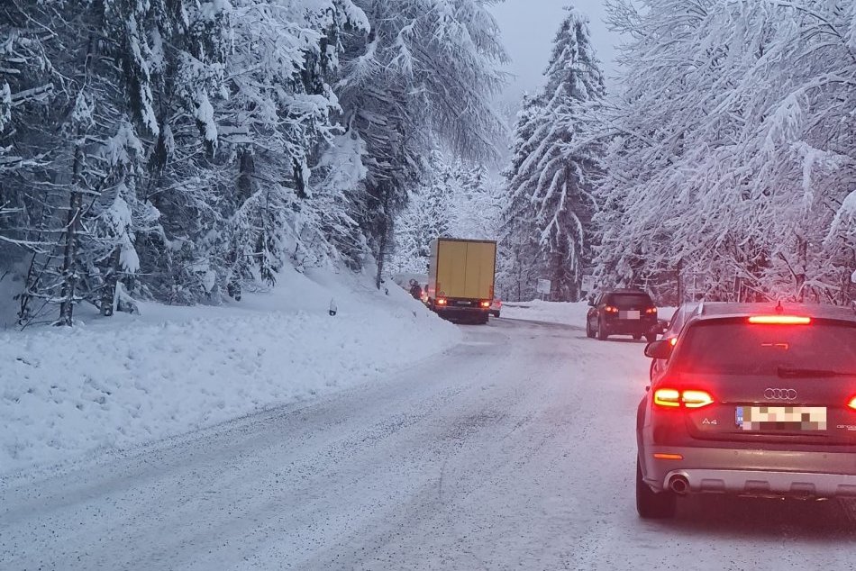 V OBRAZOCH: Cestu na Donovaly zablokoval skrížený autobus