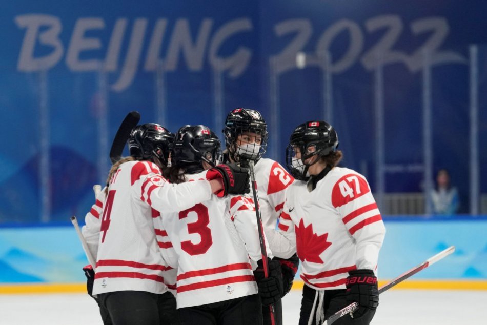 Hokejistky hrali s respirátormi