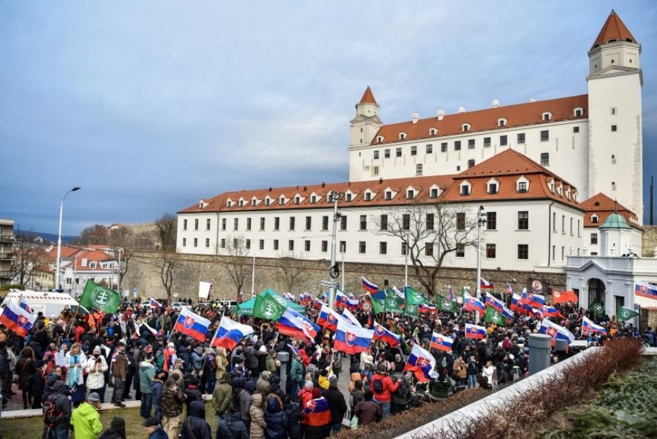 OBRAZOM: Dav ľudí pred národnou radou proti dohode s USA