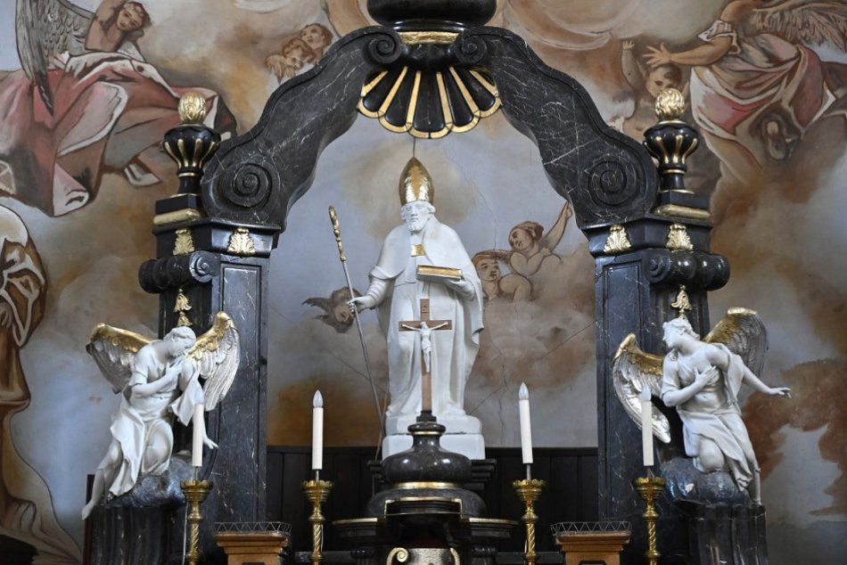 FOTO: Kaštieľ a kostol sv. Valentína v Ladcoch