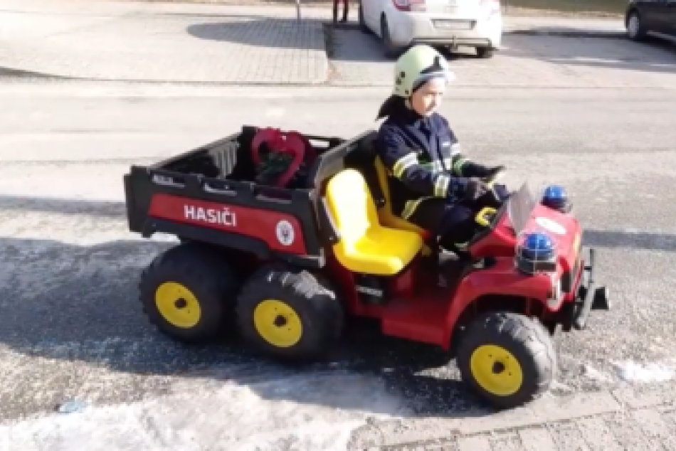 OBRAZOM: Valentínske prekvapenie pre policajtku od jej malého hasiča