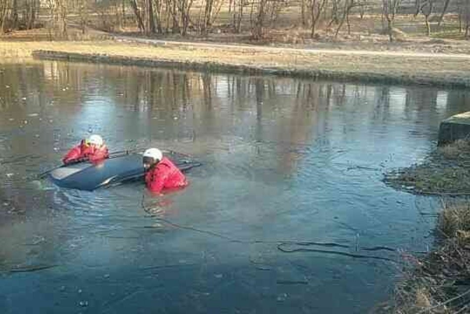 FOTO: V požiarnej nádrži na Myjave uviazlo auto
