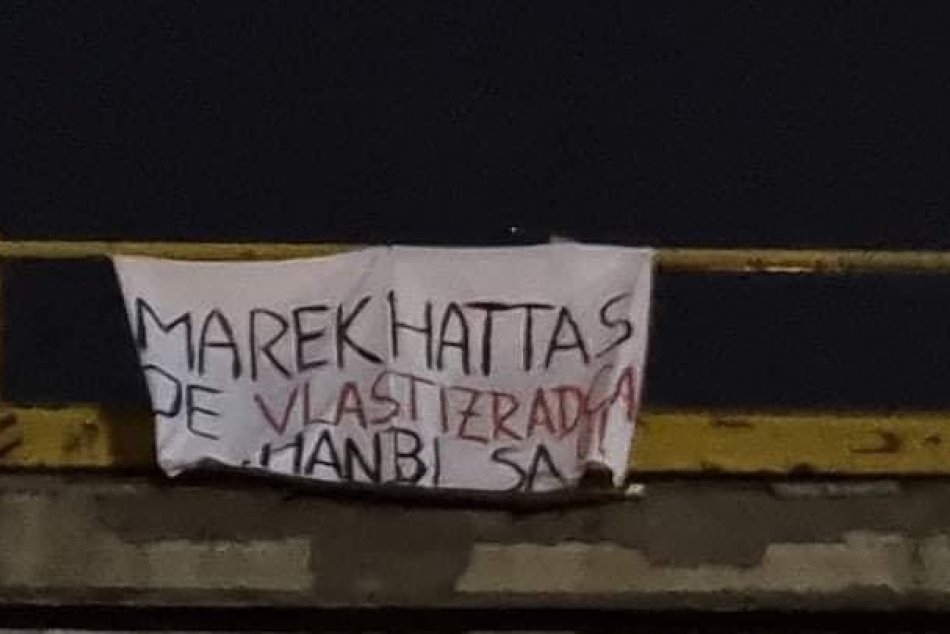 V Nitre sa po podpise zmluvy s USA objavili nápisy "vlastizradca" adresované pri