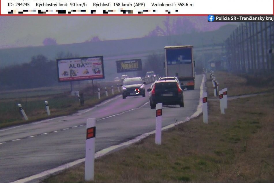 FOTO: Mladý vodič prekročil pri Adamovských Kochanovciach rýchlosť o 68 km/h
