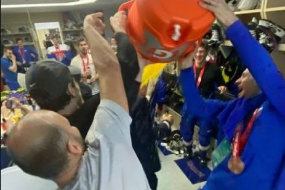 Oslava hokejistov nabrala v šatni grády