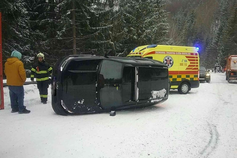 OBRAZOM: Cestou na Donovaly skončilo auto na boku
