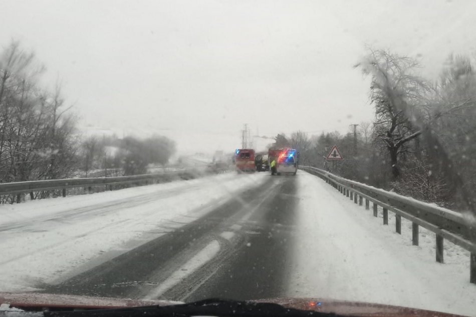 FOTO z nehody na ceste 1/66 pri Medzibrode