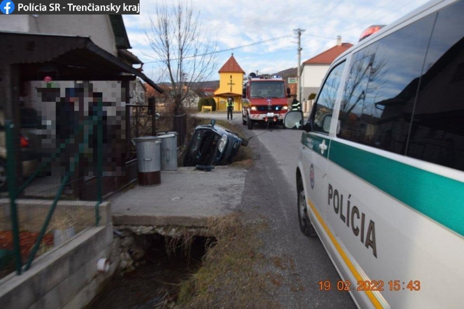 FOTO: Vodič spôsobil v Seči nehodu pod vplyvom alkoholu, v aute viezol i syna