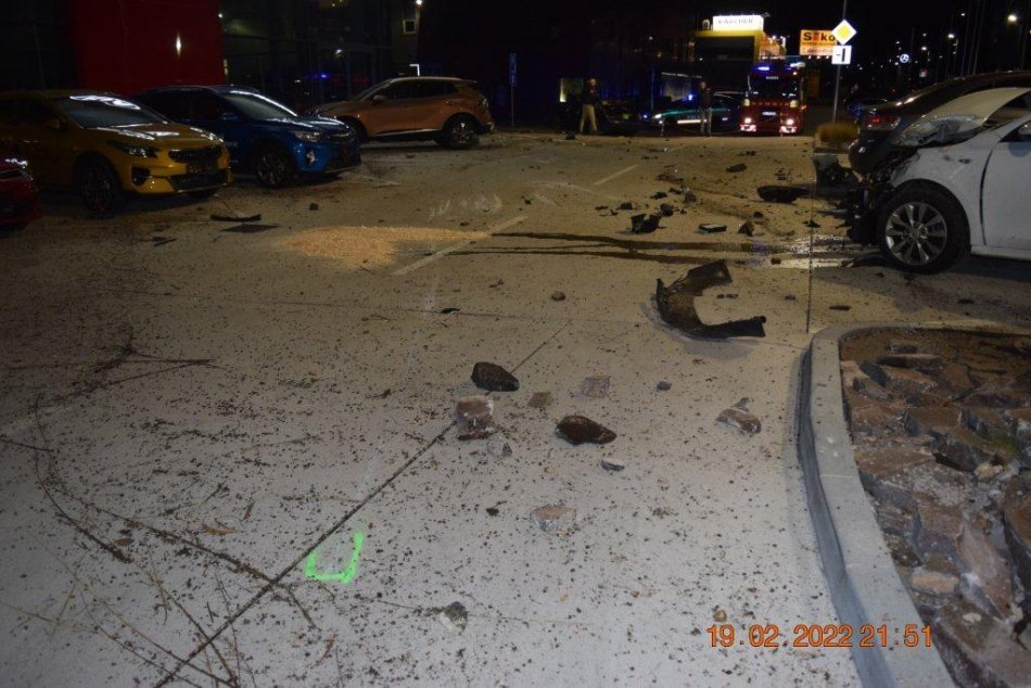 Šialená jazda opitého šoféra v Nitre: Vyletel z cesty a zdemoloval zaparkované a