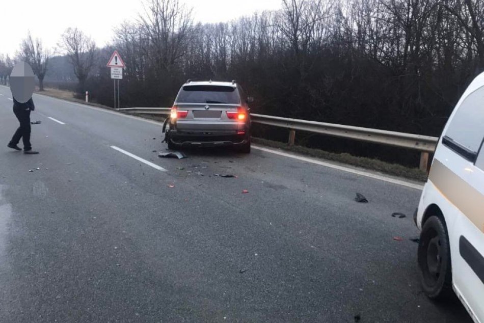 Zrážka troch motorových vozidiel pri Michalovciach