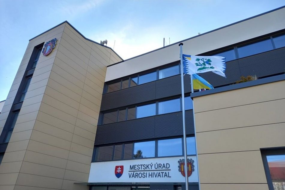 V Šali vyvesili vlajku Ukrajiny a partnerského mesta