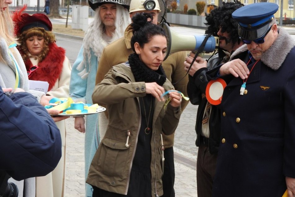 FOTO: Fašiangový sprievod v Handlovej niesol odkaz solidarity s Ukrajinou