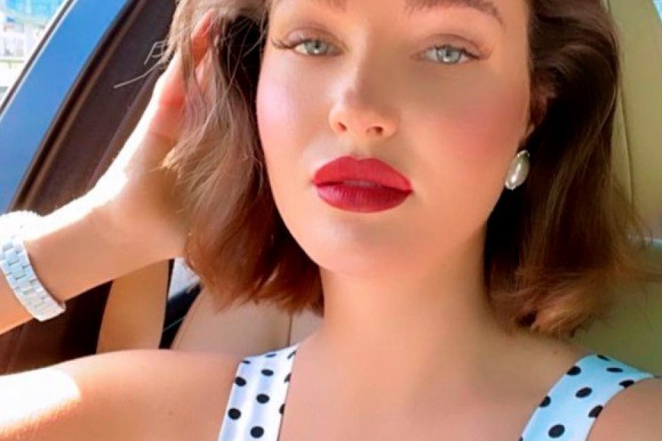 FOTO: Ukrajinská miss vzala do ruky zbraň, chce brániť vlasť