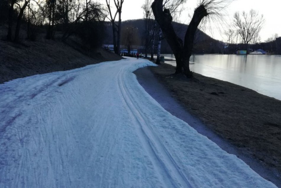 V OBRAZOCH: Bežkársky okruh na bystrickom kúpalisku je stále v prevádzke
