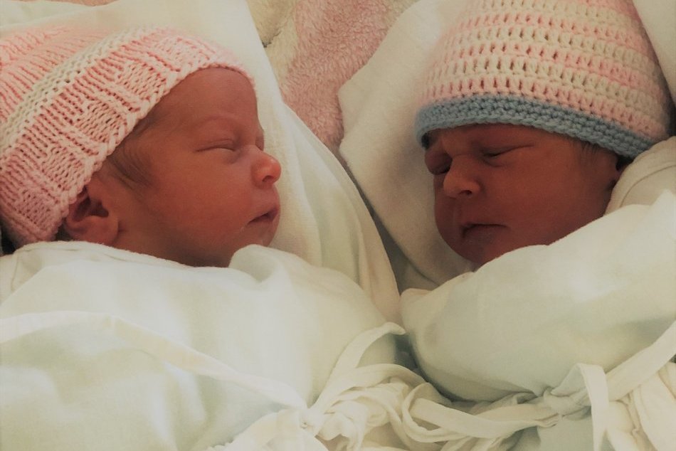 V OBRAZOCH: Rozkošné dvojičky budú mať v rodnom liste magický dátum