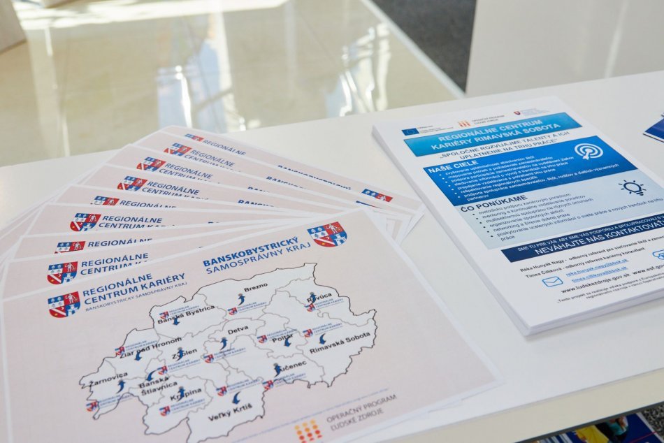 V OBRAZOCH: Regionálne centrum kariéry v navštívil minister školstva Gröhling