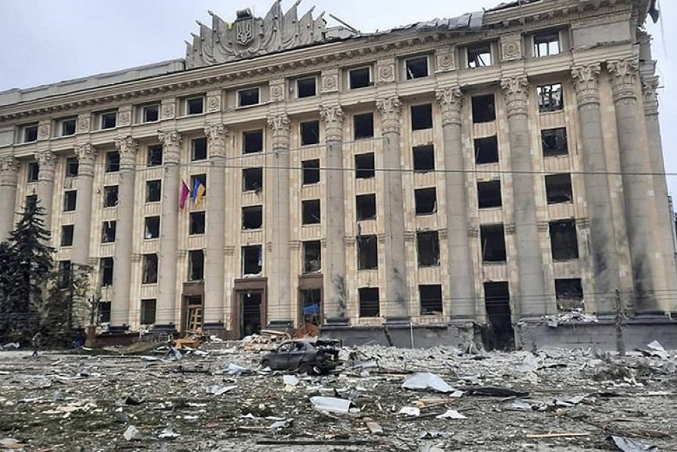 FOTO: Radnicu v Charkove zasiahla raketa