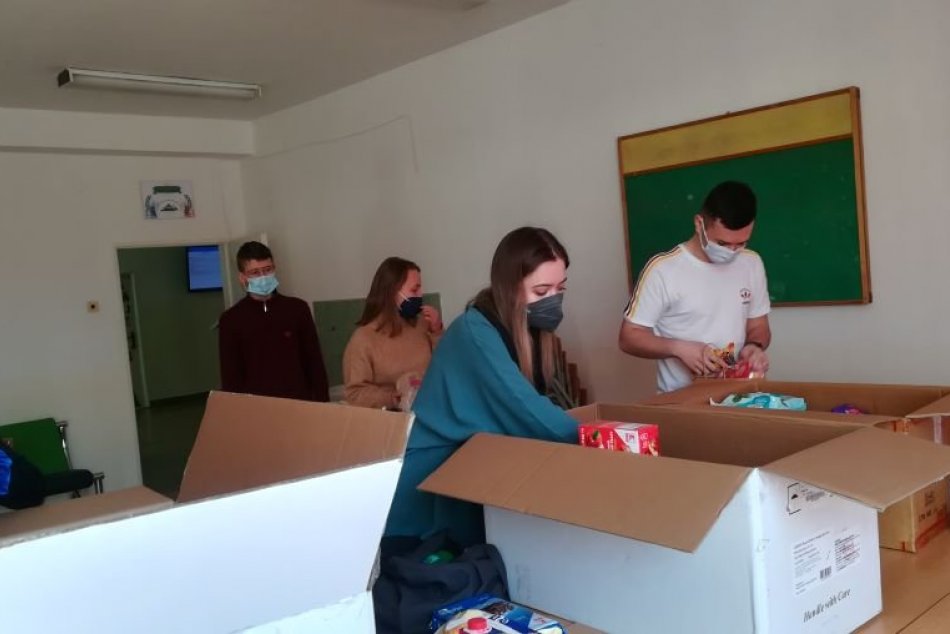 OBRAZOM: Popradskí gymnazisti zorganizovali zbierku pre Ukrajinu