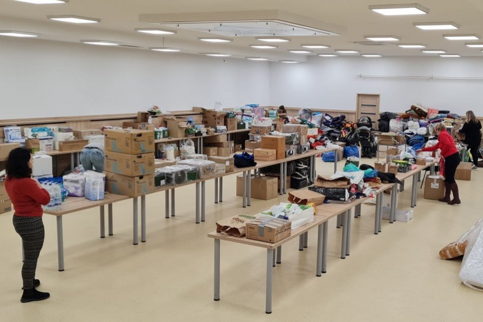 FOTO: Materiálnu pomoc pre Ukrajinu hromadili v Domaniži, odkiaľ ju odvážajú