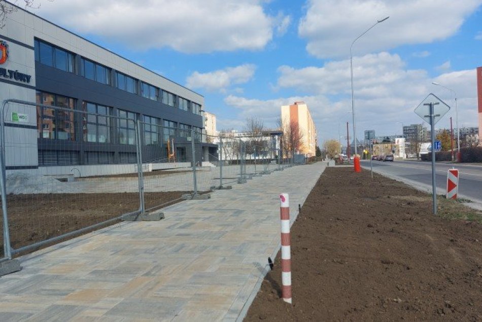 OBRAZOM: Úprava terénu pred Kultúrnym domom v Šali