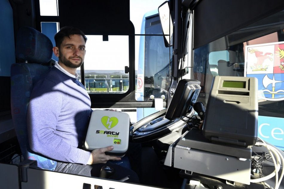 FOTO: Autobusy prímestskej dopravy na hornej Nitre vybavili defibrilátormi