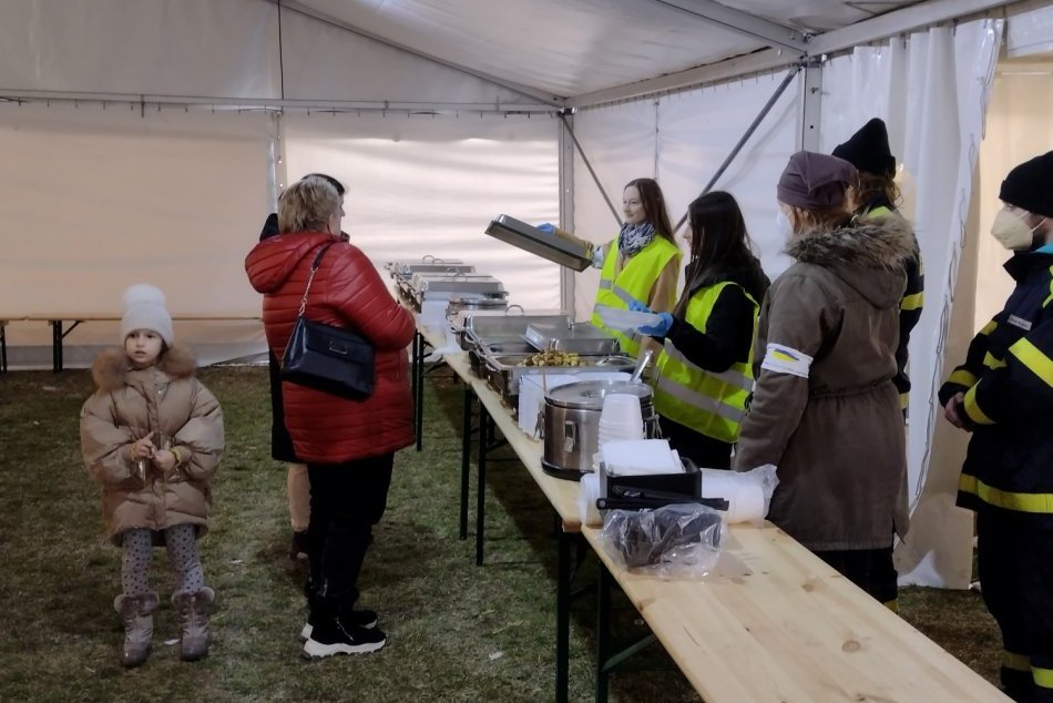 Vo veľkokapacitnom krízovom centre v Michalovciach pomohli STOVKÁM utečencom