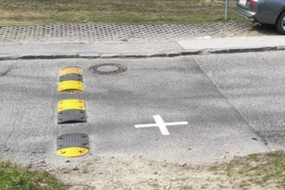 Majú súvis biele kríže v Karlovke s vojnou na Ukrajine?