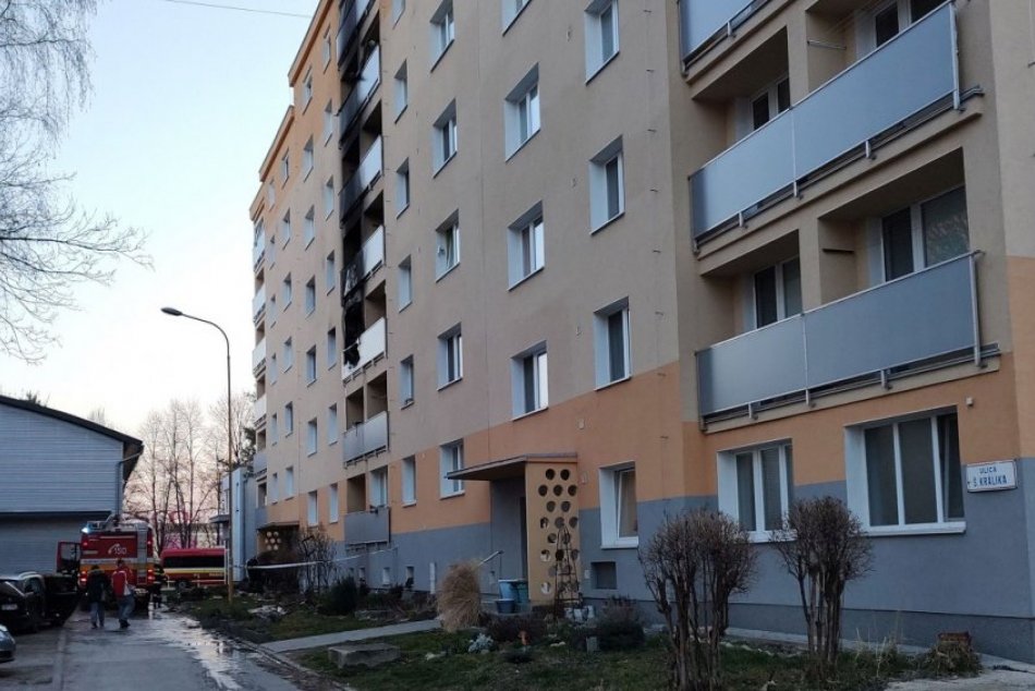 FOTO: Horiaca bytovka v Prievidzi na Ulici Š. Králika, hasiči evakuovali 65 osôb