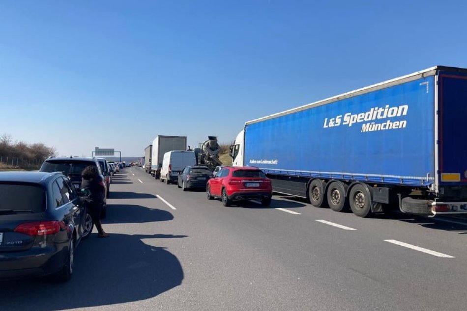 Vážna nehoda na ceste R1 za Nitrou